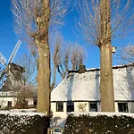 Casa de Férias Reetdachkate Muellerhaus Von 1860 Thalingburen